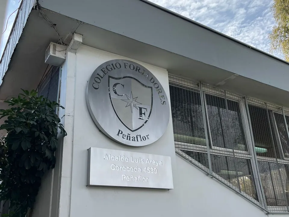 Placa del Colegio Forjadores en la fachada del establecimiento, en Peñaflor