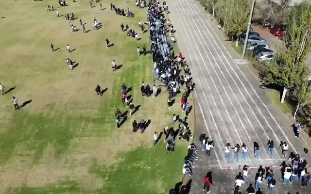 Vista aérea de la Olimpiada Familiar en el Estadio Escolar de Peñaflor, con cientos de personas en la cancha